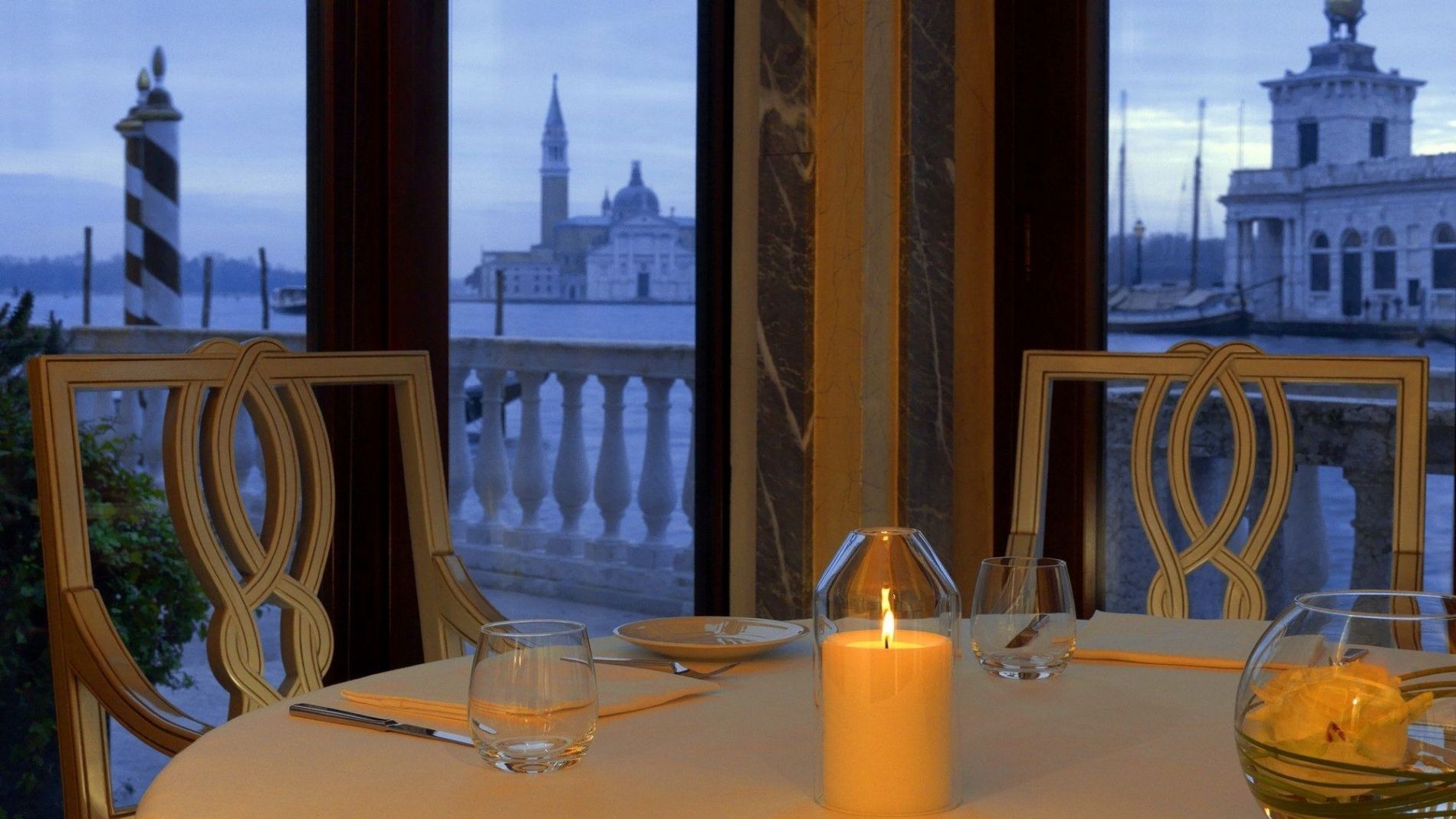 La Cusina restaurant interior candlelight dinner